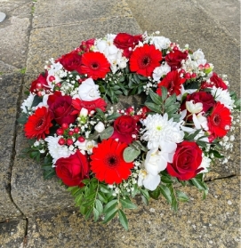Red and white open wreath